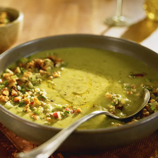 Potage froid de pommes de terre aux herbes