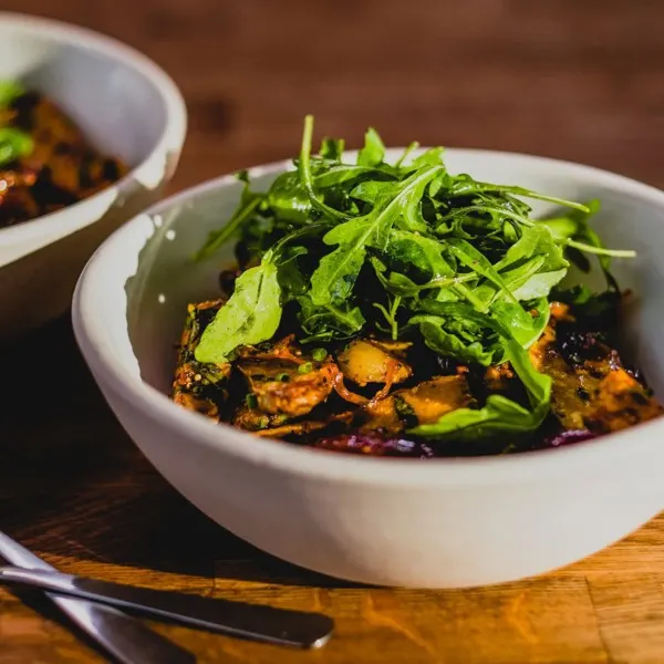 Salade tiède de pommes de terre, rutabaga et tempeh