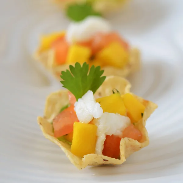 Canapés croustillants à la salsa de mangue