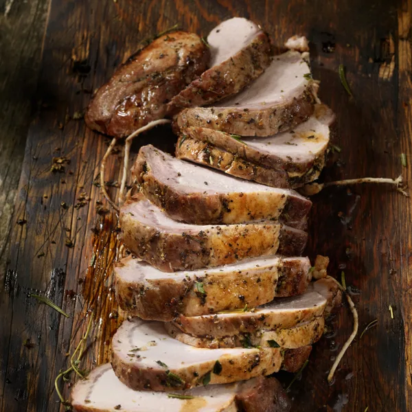 Filet de porc à la mangue au barbecue, salade de maïs et de tomates au basilic