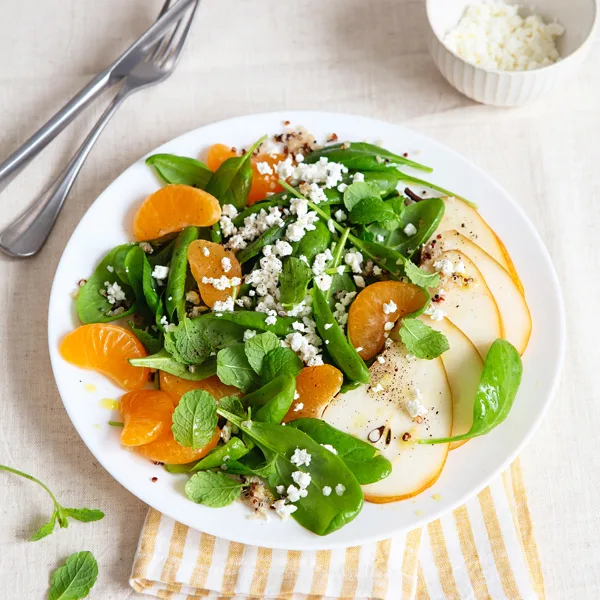 Salade d'épinards et de quinoa aux poires, à l'orange et à la ricotta