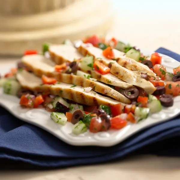 Poulet mariné et salade grecque