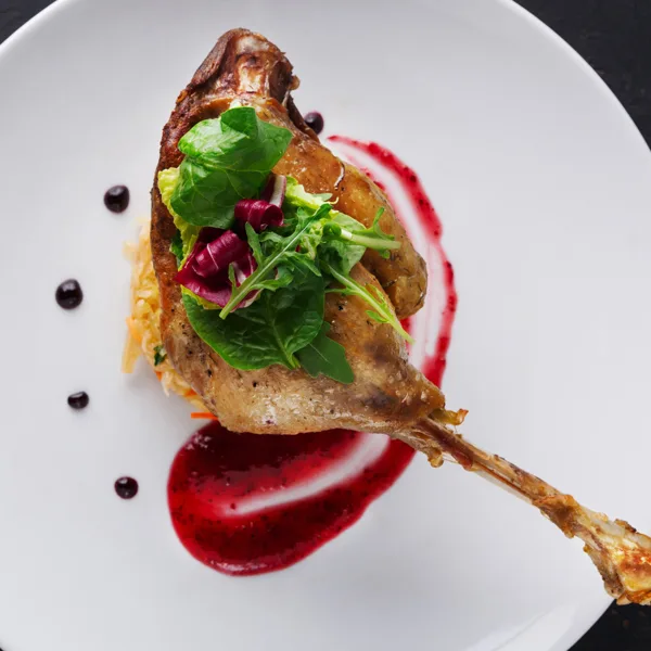 Salade de cuisses de canard confites et de pommes caramélisées