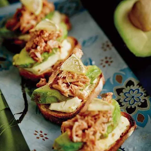 Toasts crabe, chèvre et avocat