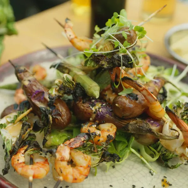 Brochettes de légumes et crevettes grillées