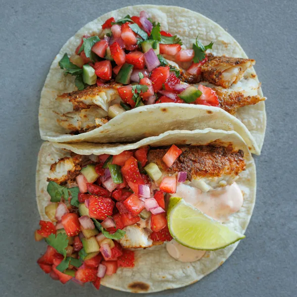 Tacos de poisson épicé et salsa de fraise