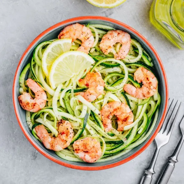 Salade de crevettes et zucchinis spiralés au pesto