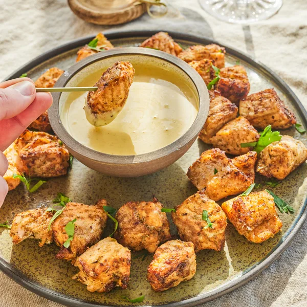 Bouchées de saumon à la friteuse à air et trempette à la moutarde et au miel