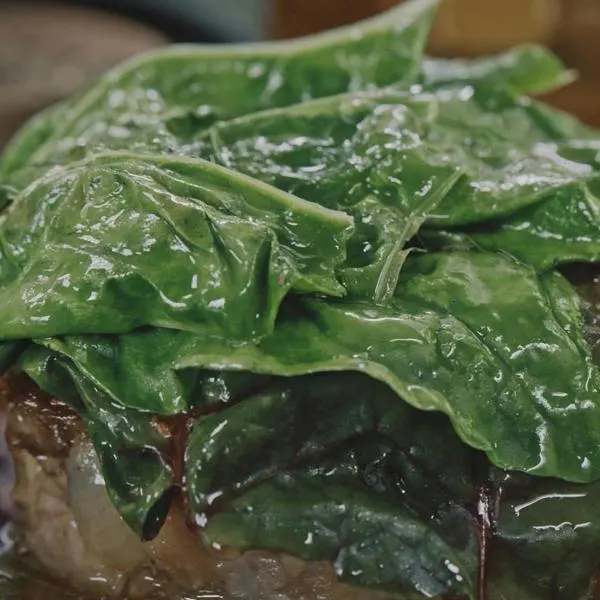 Croustillant d’agneau braisé et bettes à carde en deux façons