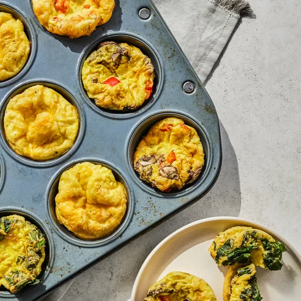 Mini-omelettes dans des moules à muffins