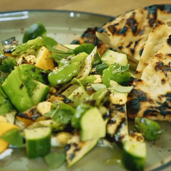 Entrée de concombre et courgettes grillées