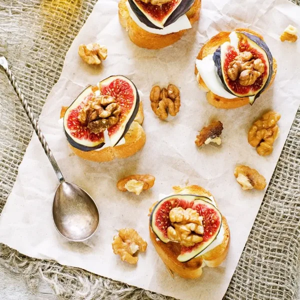 Figues, chèvre frais et émulsion d’herbes
