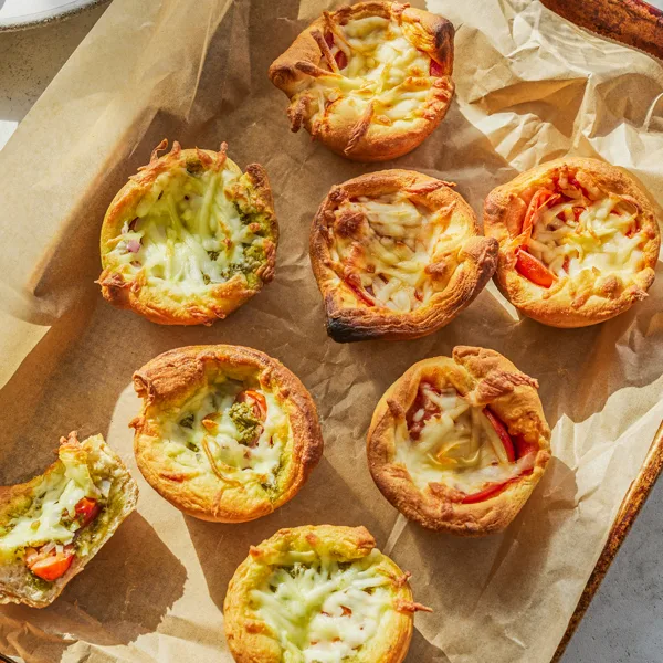 Mini-pizzas dans des moules à muffins