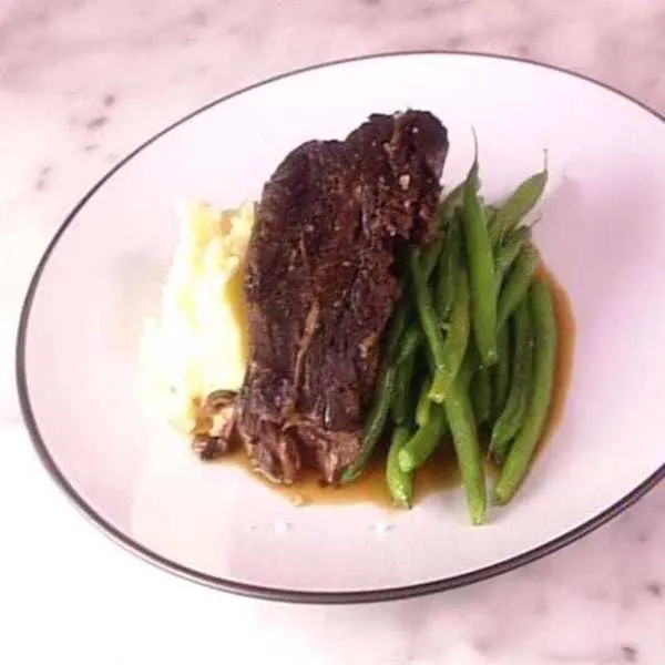 Rôti de palette de boeuf braisé au vin rouge