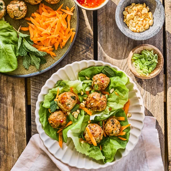 Boulettes de porc à la friteuse à air sur feuilles de laitue