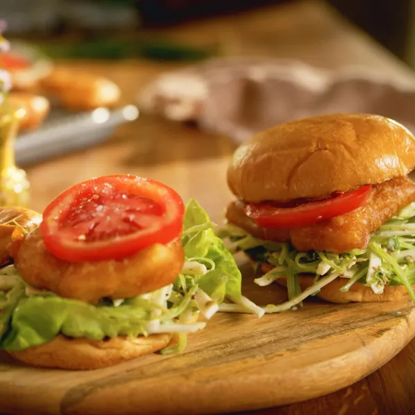 Burger de poisson frit et rémoulade de pois mange-tout