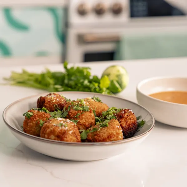 Boulettes frites et sauce au cari rouge