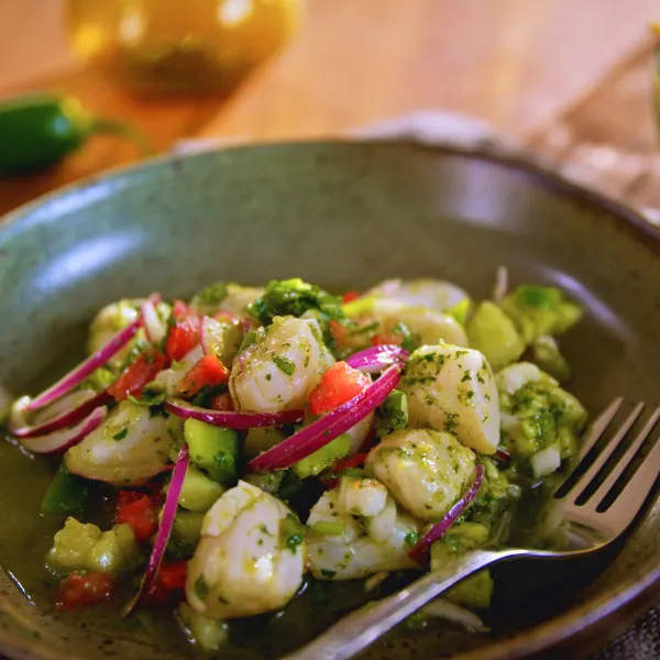 Ceviche de pétoncles à l’eau de poivron
