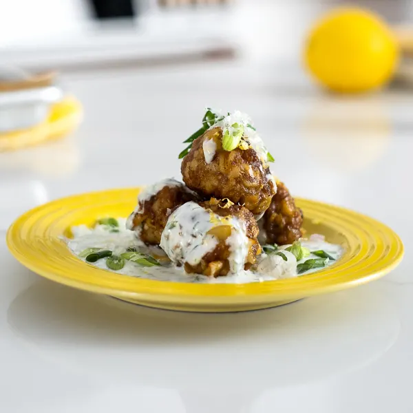 Boulettes de saucisses au parmesan et sauce au yogourt à l’aneth