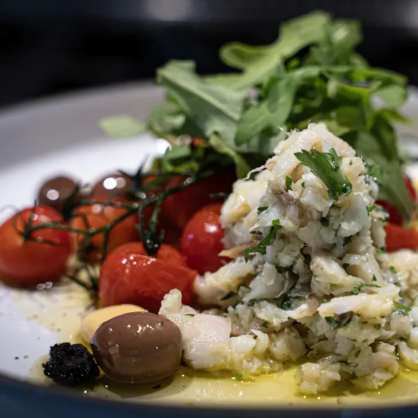 Salade à la morue salée et tomates confites