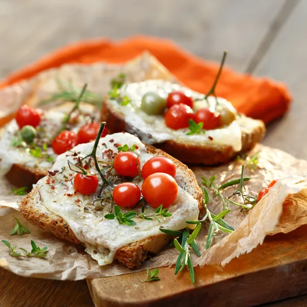 Tartine de scones grillés, crème sûre fumée et tomates cerises  