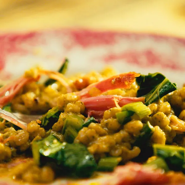 Orgetto, pesto de fanes et tiges de laitue komatsuna poêlées