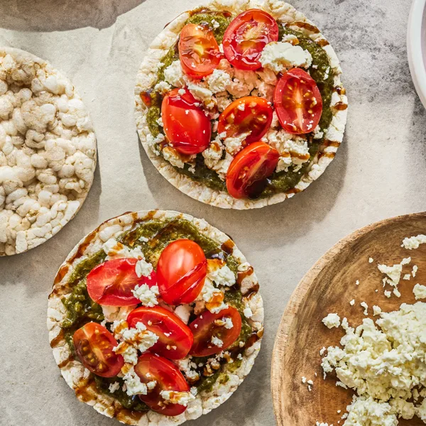 Galettes de riz au pesto, aux tomates cerises et au féta