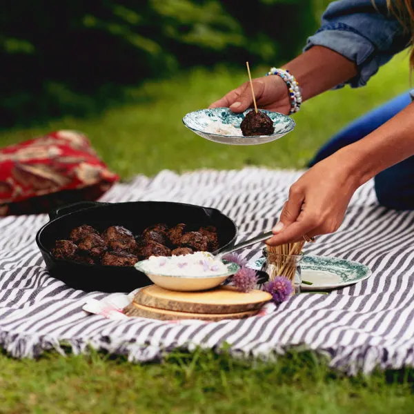 Boulettes de viande sauvage et sauce aux quenouilles marinées