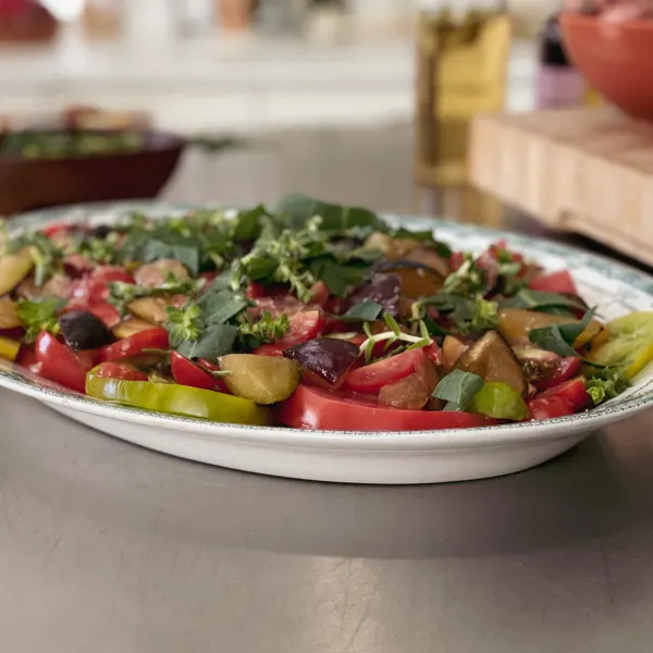 Salade aux prunes et aux tomates avec vinaigrette du Bas du fleuve