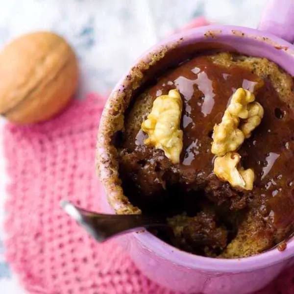 G&acirc;teau au caramel sal&eacute; dans une tasse (mug cake)