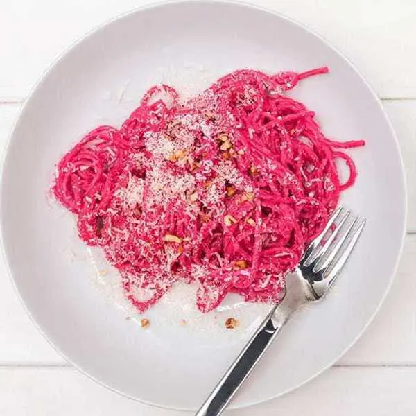 Pâtes véganes au pesto de betteraves