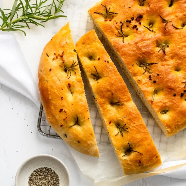 Focaccia aux herbes et aux pissenlits