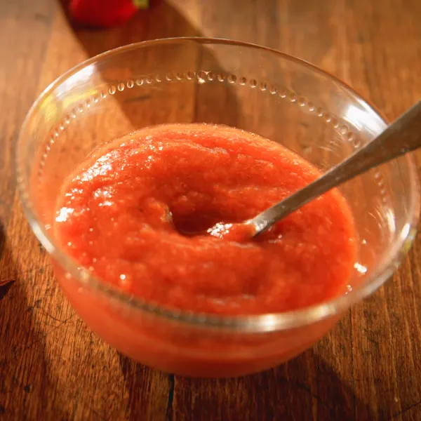 Compote de pommes, fraises et rhubarbe