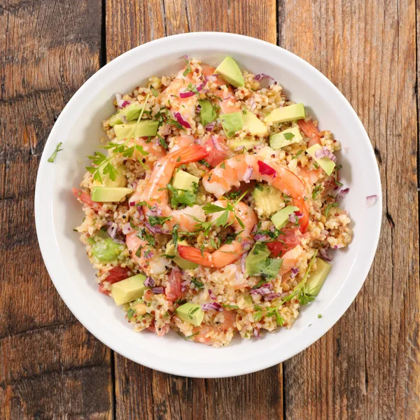 Salade de quinoa aux crevettes nordiques, à l'avocat et aux agrumes