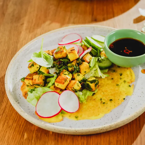 Crêpes à la vietnamienne au tofu, curcuma et herbes fraîches