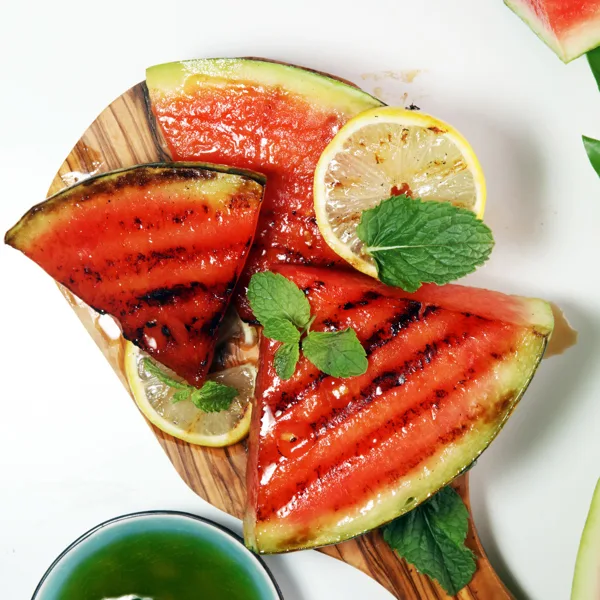 Melon d’eau sur le barbecue