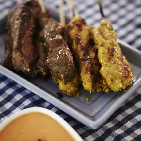 Mini brochettes de viande à l’asiatique, sauce satay