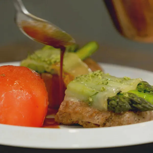 Longe d’agneau, asperges vertes et tomme de Kamouraska