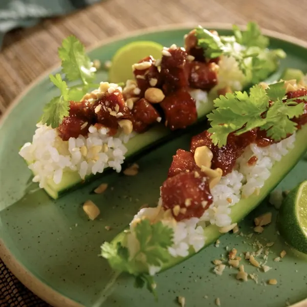 Bateaux sushis au tempeh et aux arachides