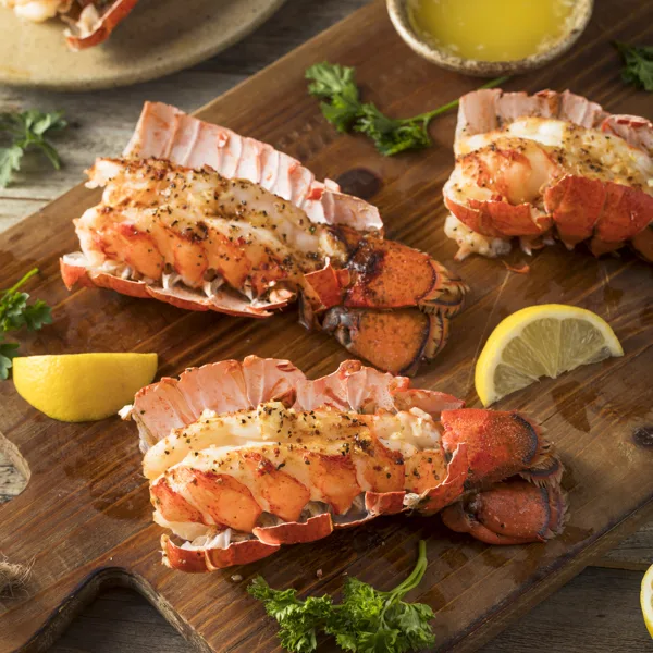 Homard grillé au barbecue (BBQ) et flambé au Brandy