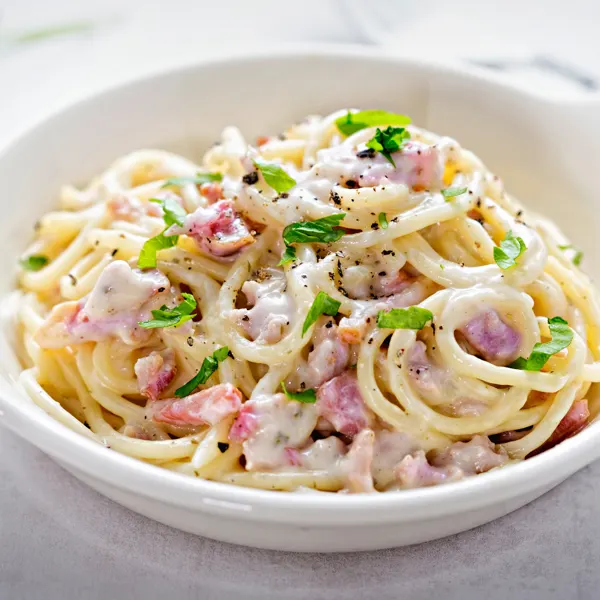 Pâtes en sauce crémeuse au poulet et à la pancetta