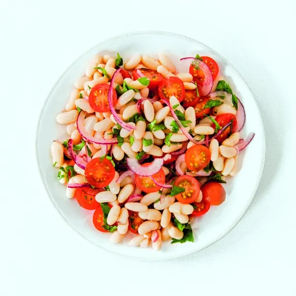 Salade de haricots blancs et de tomates cerises