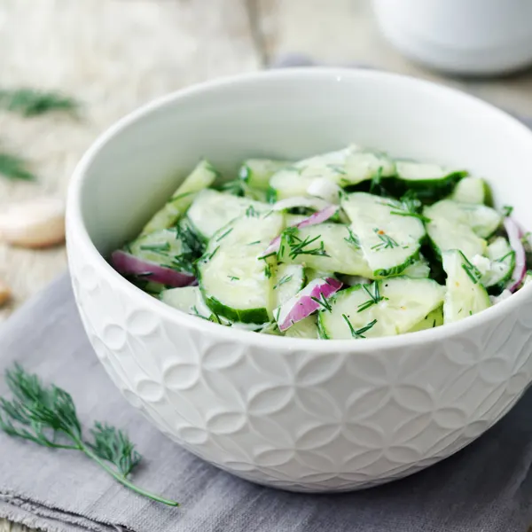 Salade de concombres au yogourt et aux herbes fraîches