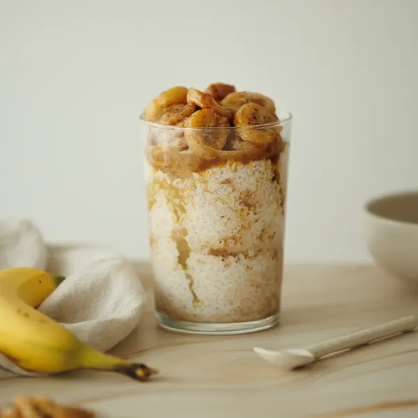 Gruau au frigo (gruau « overnight ») aux bananes poêlées à l'érable