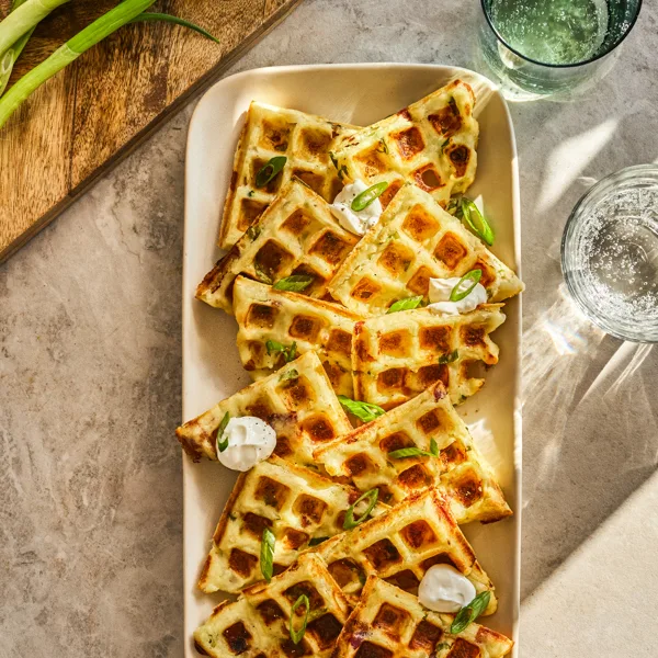 Gaufres aux pommes de terre, au bacon et aux oignons verts
