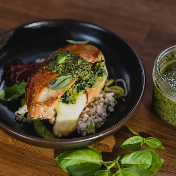 Poulet à la caprese et oignons au balsamique