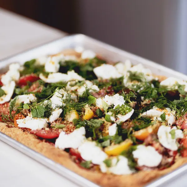 Tarte à la tomate, mozzarella di bufala et croquant aux amandes