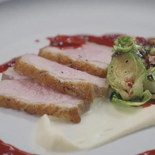 Magret de canard rôtis et sauce aigre-douce à la betterave