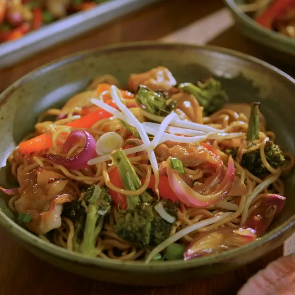 Plaque style chow mein porc et brocoli