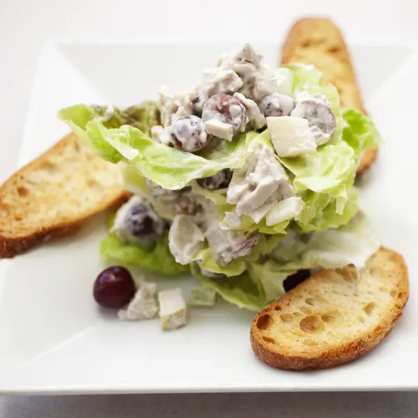 Salade Waldorf allégée au poulet grillé